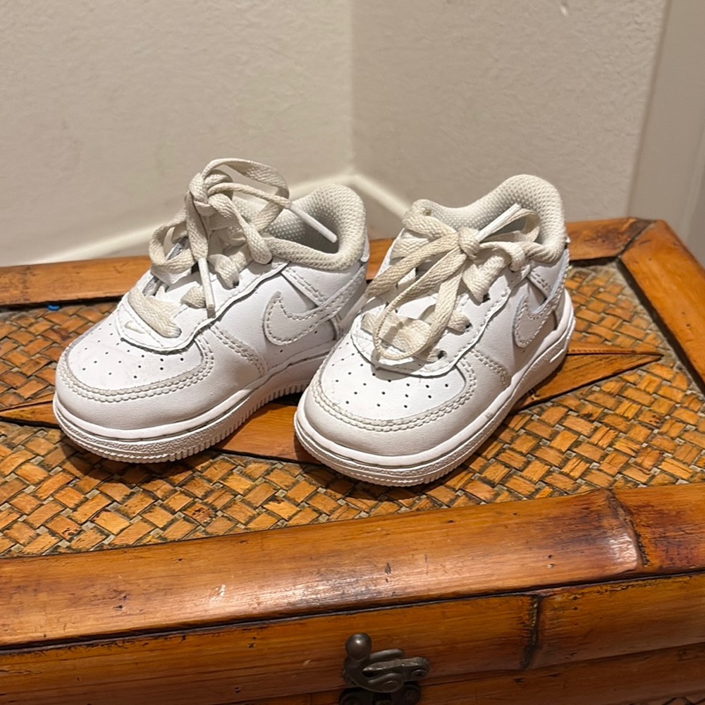 Nike White Sneakers Classic Air Force 1 Design